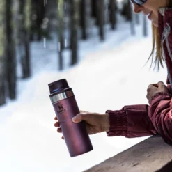 Thermosbeker Stanley The Trigger Action Travel Mug Wine 0,35L -Bo-Camp Winkel Stanley20 20The20Trigger Action20Travel20Mug20 20Lifestyle20Images20 209