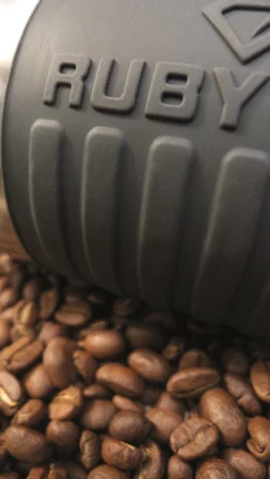 Reisbeker Rubytec Shira Travel Mug Silver 0,5L -Bo-Camp Winkel Travel Mug Silver Coffeebeans Closeup 1